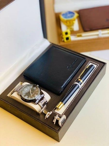 Quà tặng doanh nghiệp cuối năm - Nên cân nhắc đối tượng nhận quà