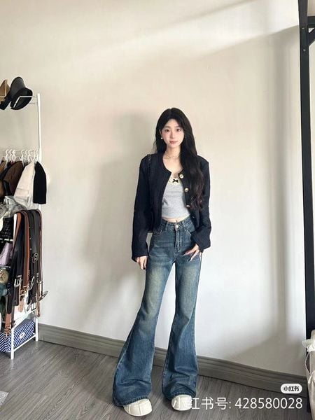 Quần jean ống loe phối cardigan dáng ngắn nữ tính và dễ mặc