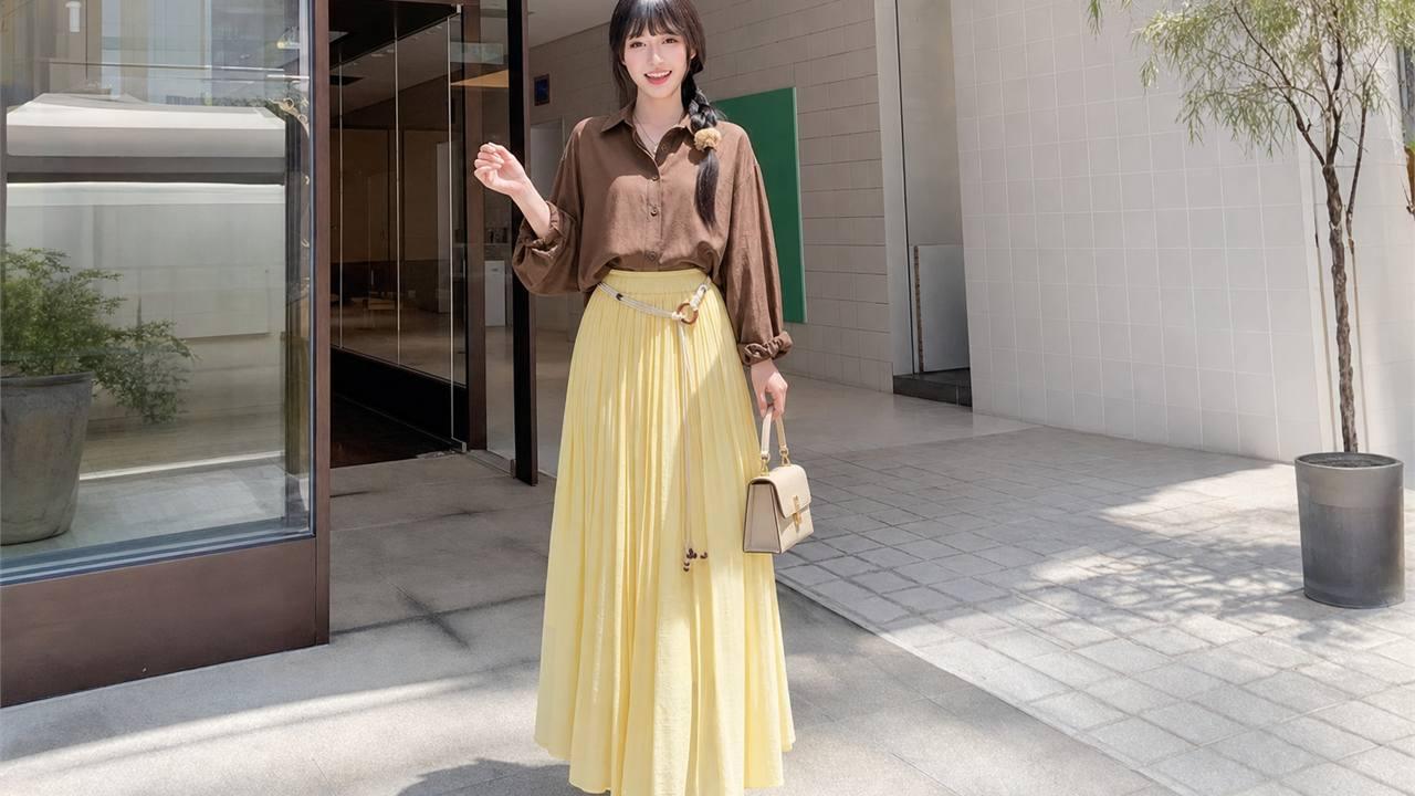 Chân váy vàng phối với áo màu nâu tạo cảm giác ấm và có chiều sâu hơn