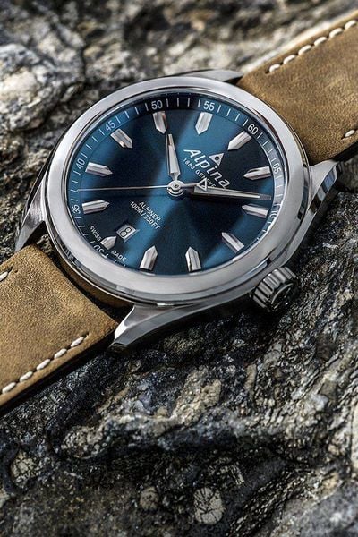 Swiss Made tức là chiếc đồng hồ được tạo dựng dưới hệ tiêu chuẩn Thụy Sĩ