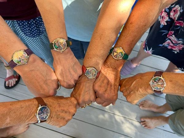 Tặng đồng hồ có ý nghĩa gì - Tặng đồng hồ cho người lớn tuổi