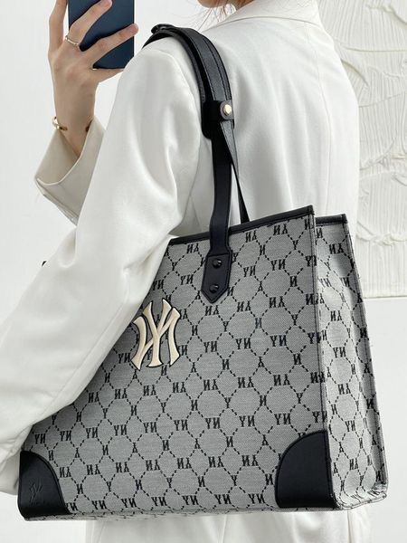 Thương hiệu túi xách nữ được yêu thích - Phong cách tự do, năng động