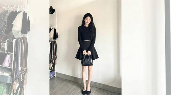 Phối đồ với chân váy chữ A ngắn - sweater dáng ngắn