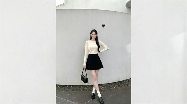 Phối đồ với chân váy chữ A ngắn - áo len mỏng tay dài