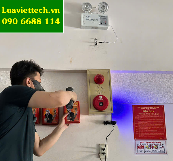 Nhân viên công ty đang lắp đặt các thiết bị phòng cháy, chữa cháy cho nhà trọ, căn hộ dịch vụ cho thuê, cơ sở lưu trú