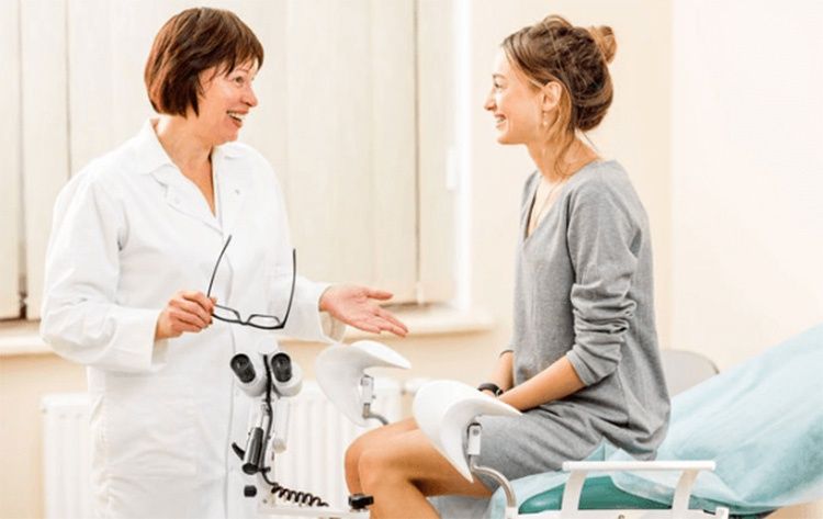 Chuyên viên thăm khám và tư vấn tình trạng da vùng kín trước khi làm hồng