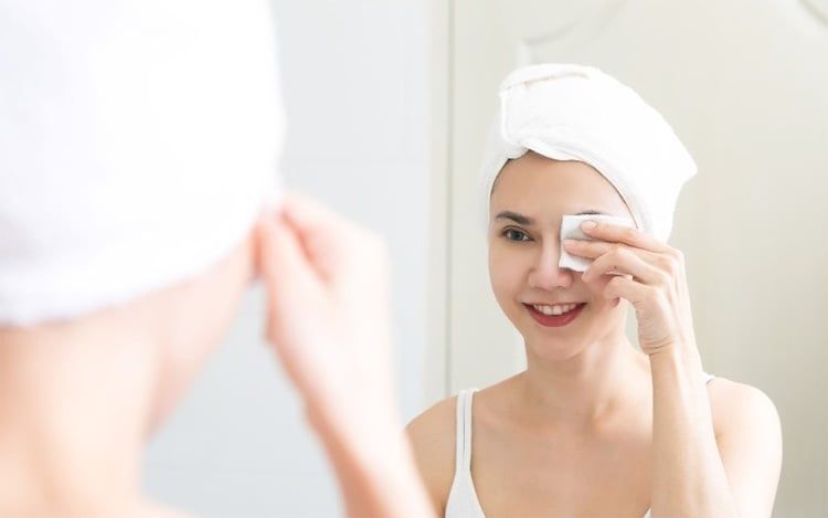 Làm sạch vùng da sau xóa xăm lông mày bằng cách lau nhẹ