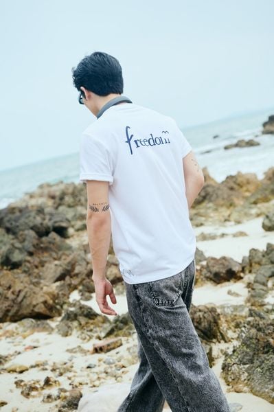 Combo quốc dân với áo thun và quần jeans