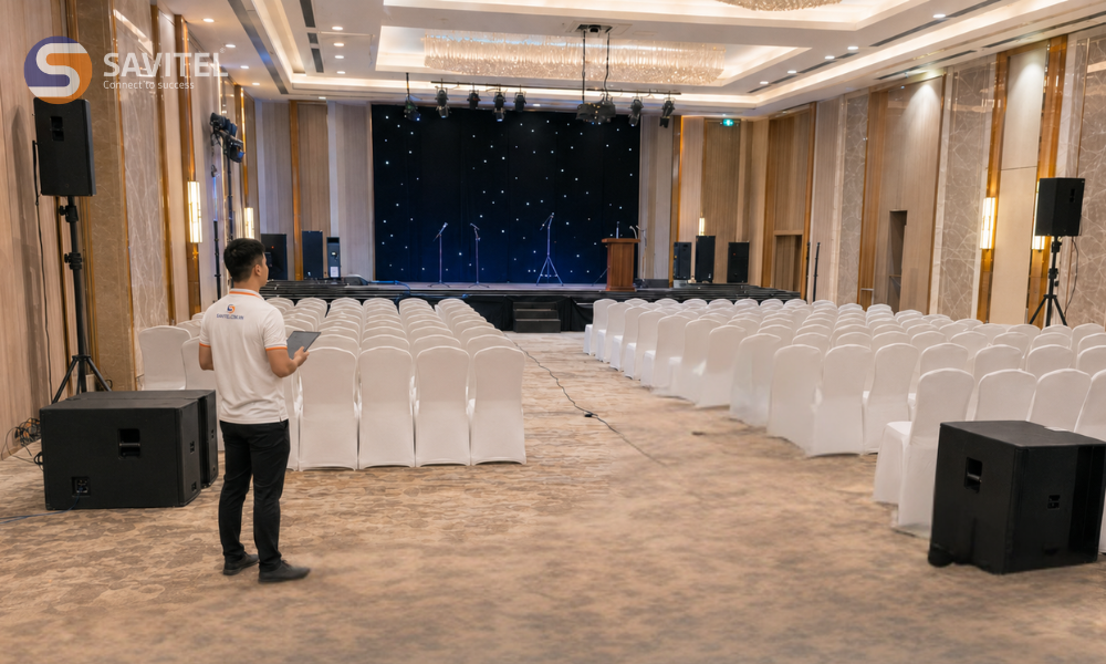 Nhân viên Savitel chạy thử hệ thống và cân chỉnh chất lượng âm thanh