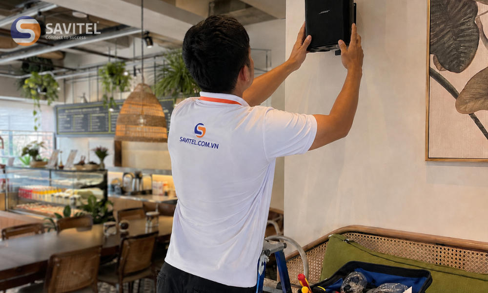 Nhân viên Savitel tư vấn và lắp đặt loa cho quán cafe theo yêu cầu