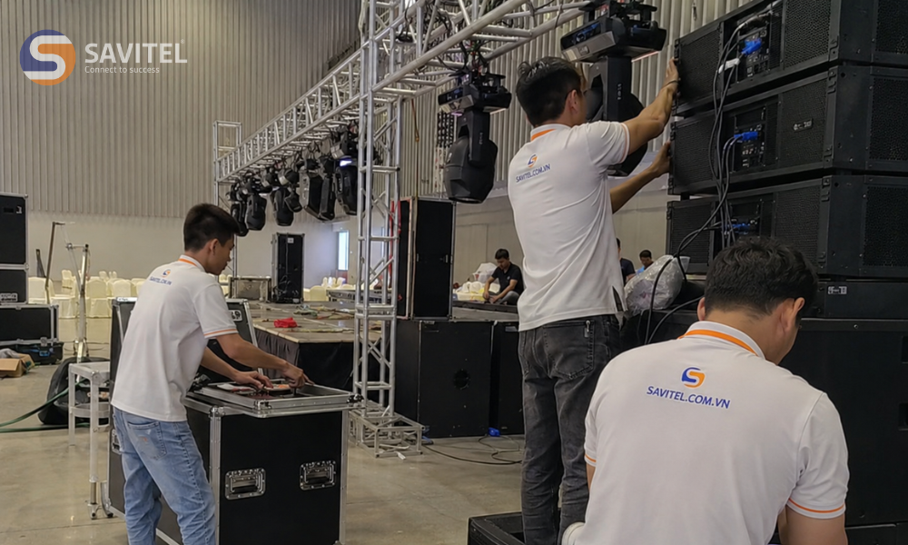 Nhân viên Savitel lắp đặt âm thanh ánh sáng sự kiện