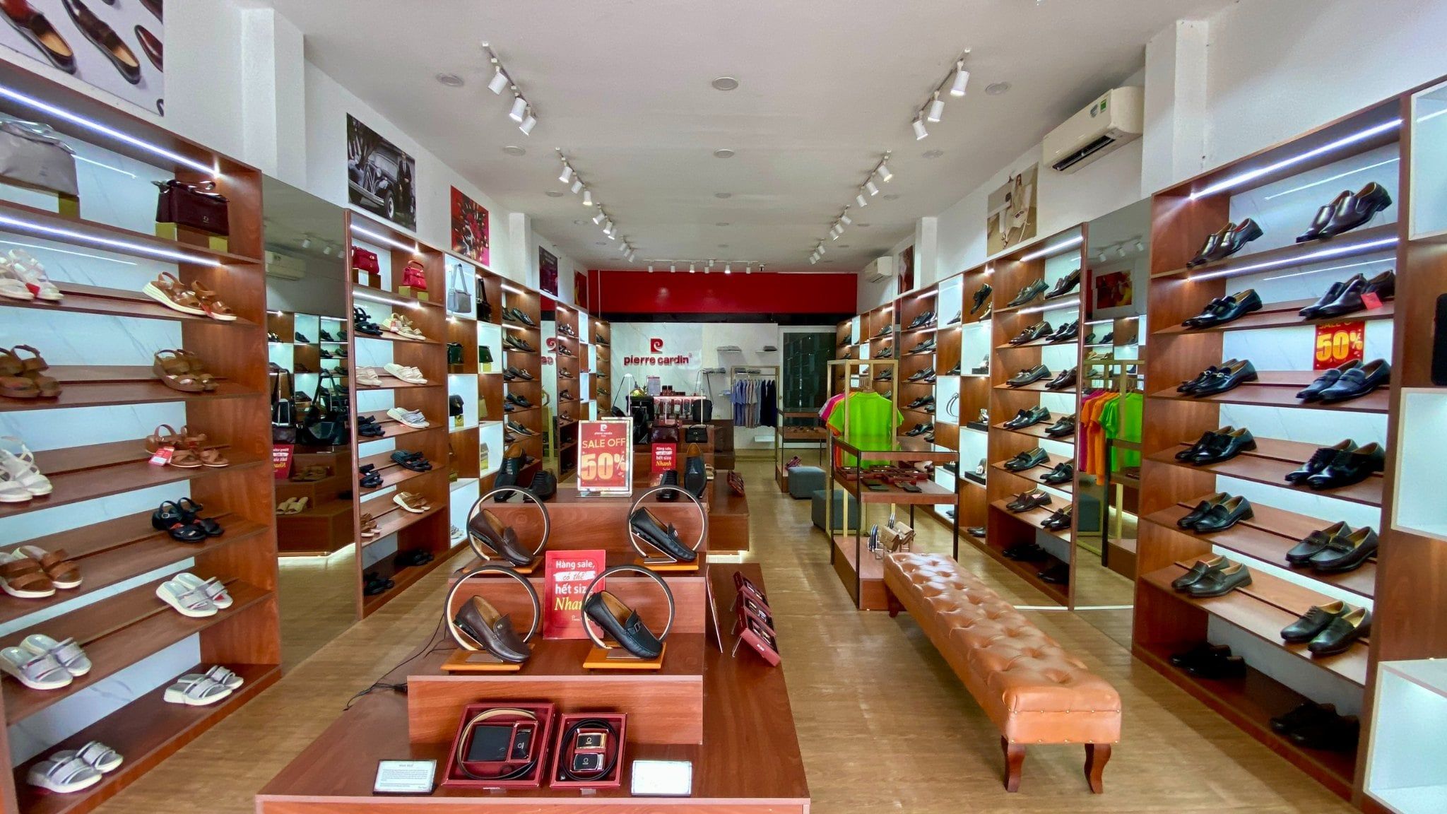 Không gian bên trong cửa hàng Pierre Cardin Long Xuyên