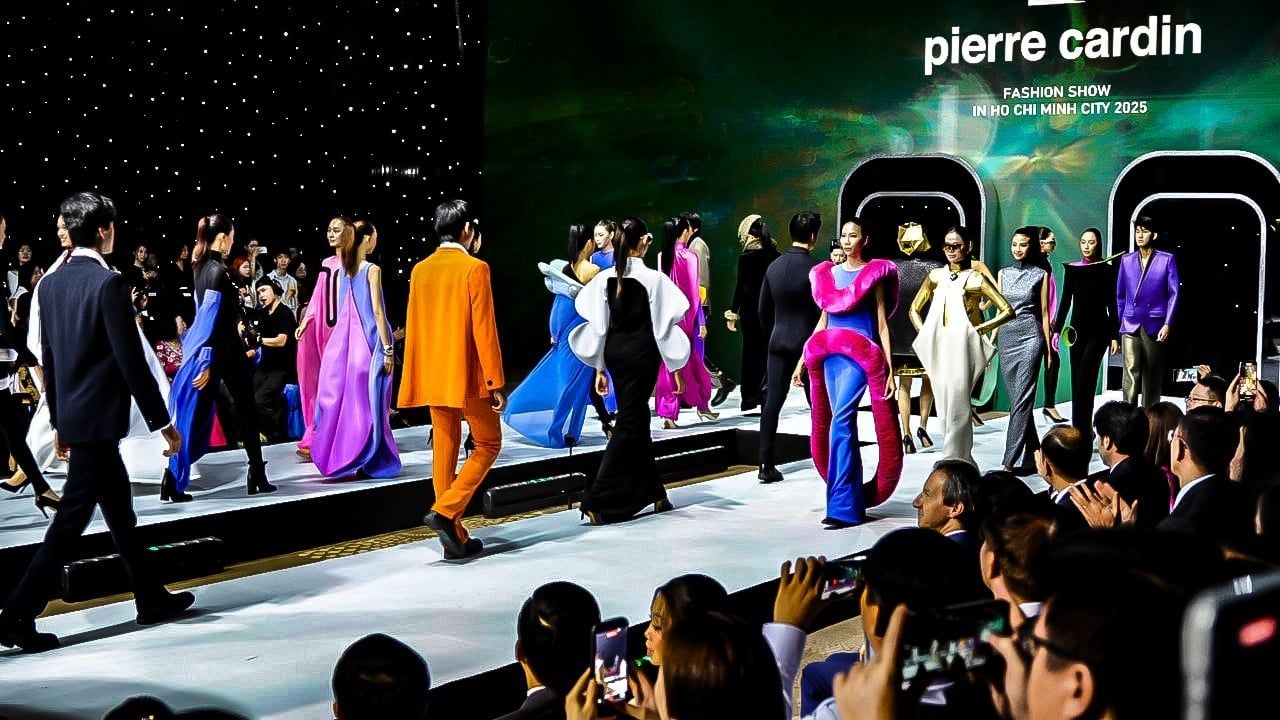 Pierre Cardin & Oscar Fashion | Từ Paris Đến Việt Nam - Giao Thoa Văn Hóa Đông Tây: Khi Bản Sắc Nước Pháp Tìm Được 
