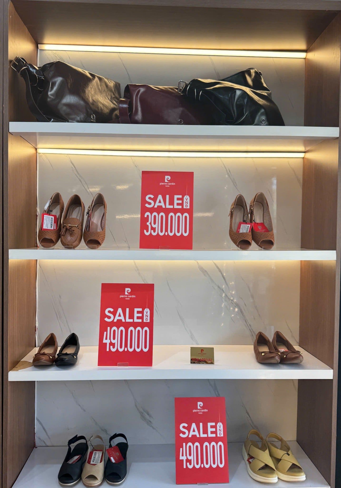 Không gian bên trong cửa hàng Pierre Cardin Bạc Liêu