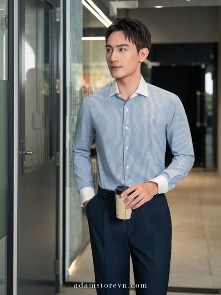 áo sơ mi màu xanh nhạt