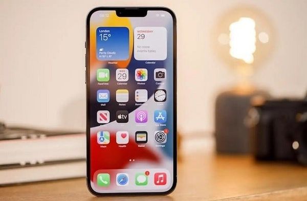 iPhone 13 bị xanh màn hình do đâu