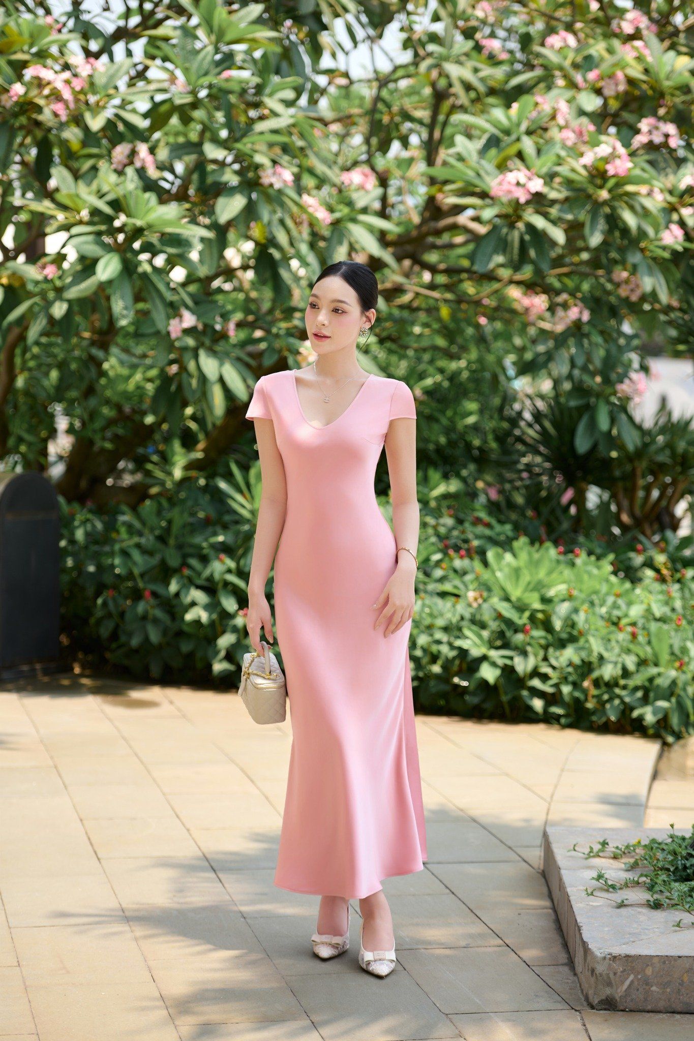 Đầm ôm lụa cổ V dáng midi