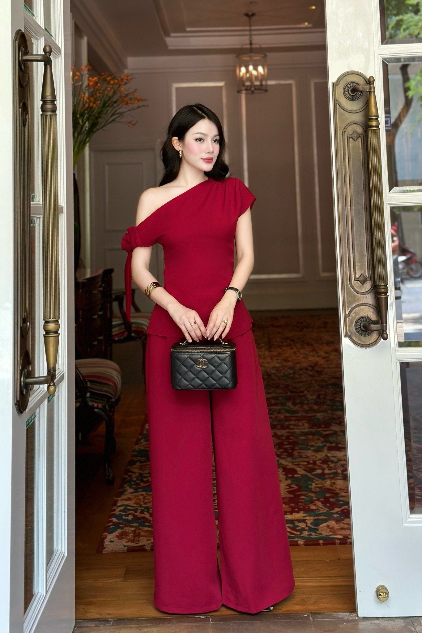 Set áo kiểu cotton đỏ lệch vai phối quần dài