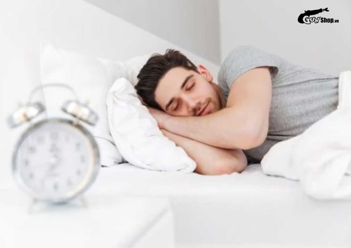 Nam giới thường lăn ra ngủ sau cuộc yêu có bình thường không?