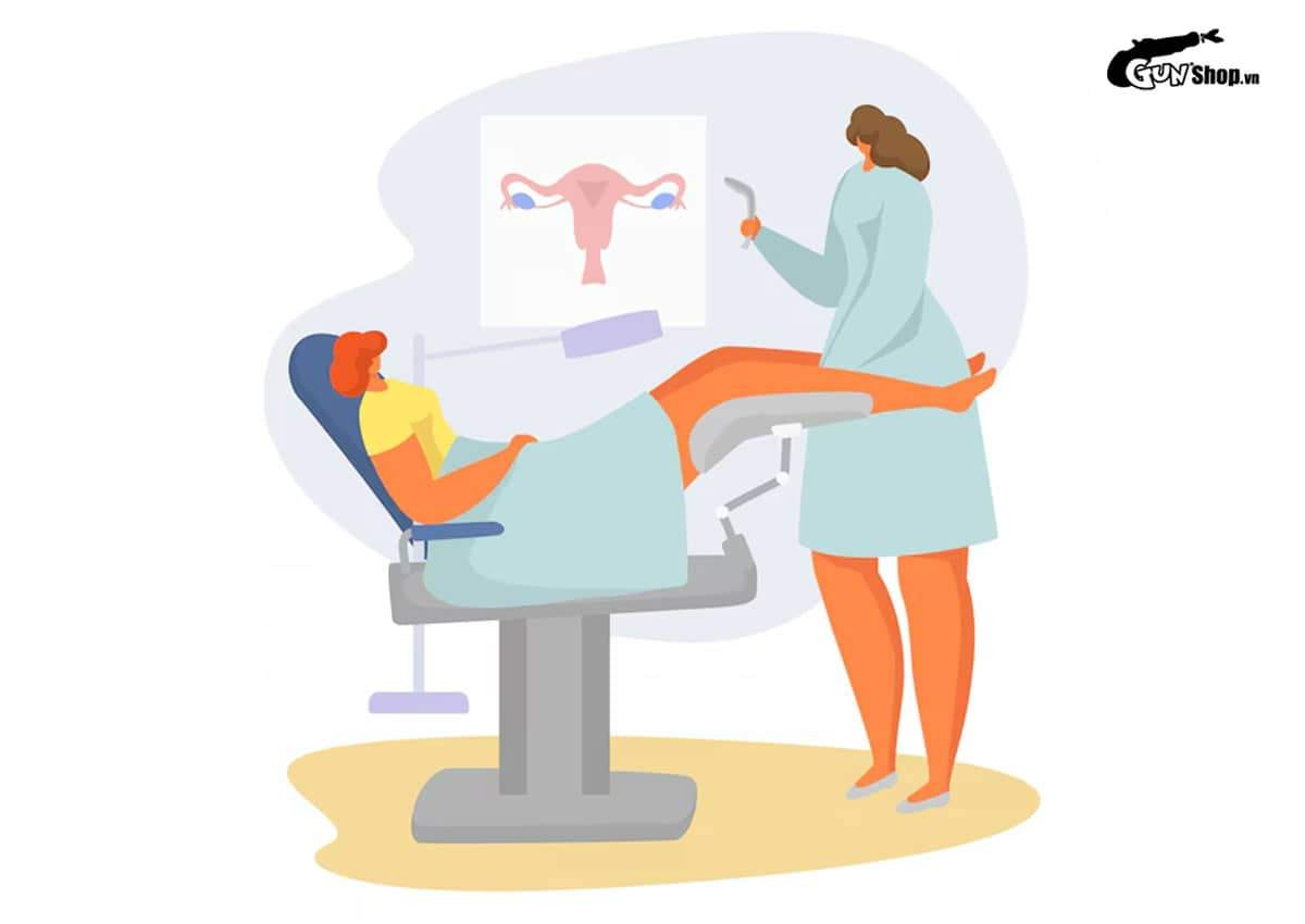 Bên trong vùng kín có mảng bám màu trắng là bị gì?