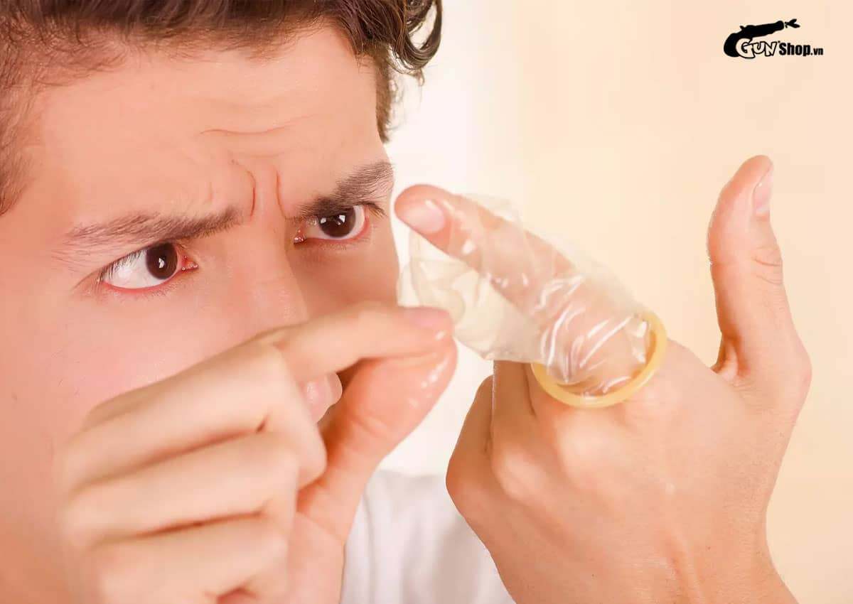 Bị tuột bao cao su khi rút ra có thai không?