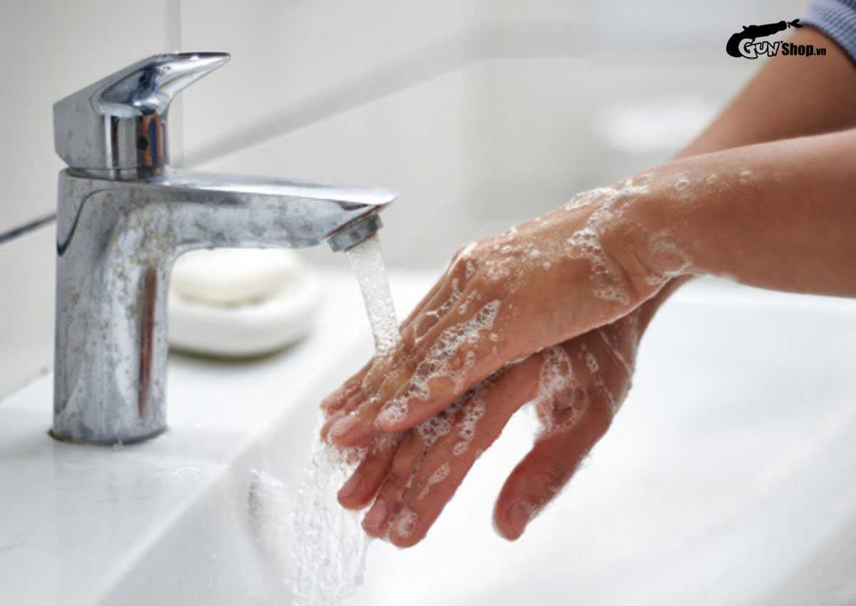 Quan hệ bằng tay ra máu có sao không?