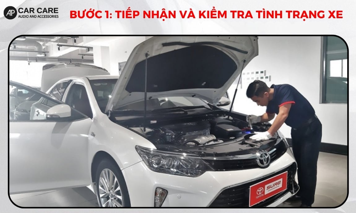 Tiếp nhận và kiểm tra tình trạng xe trong quy trình rửa xe ô tô