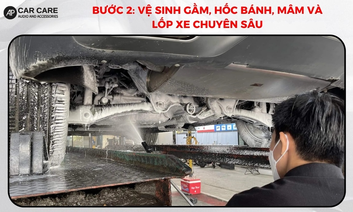 Vệ sinh gầm, hốc bánh, mâm và lốp xe chuyên sâu trong quy trình rửa xe ô tô