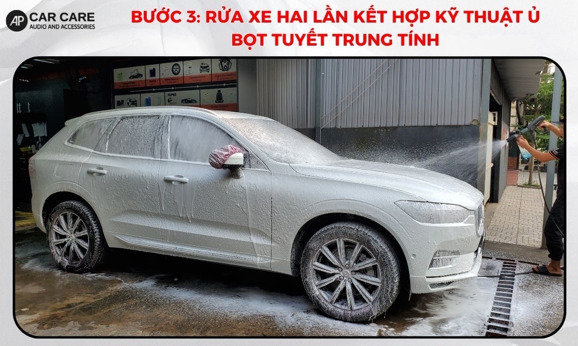 Rửa xe hai lần kết hợp kỹ thuật ủ bọt tuyết trung tính trong quy trình rửa xe ô tô