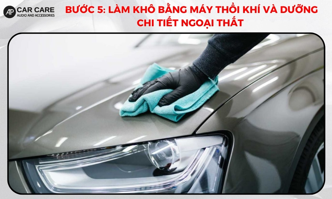 Làm khô bằng máy thổi khí và dưỡng chi tiết ngoại thất trong quy trình rửa xe ô tô