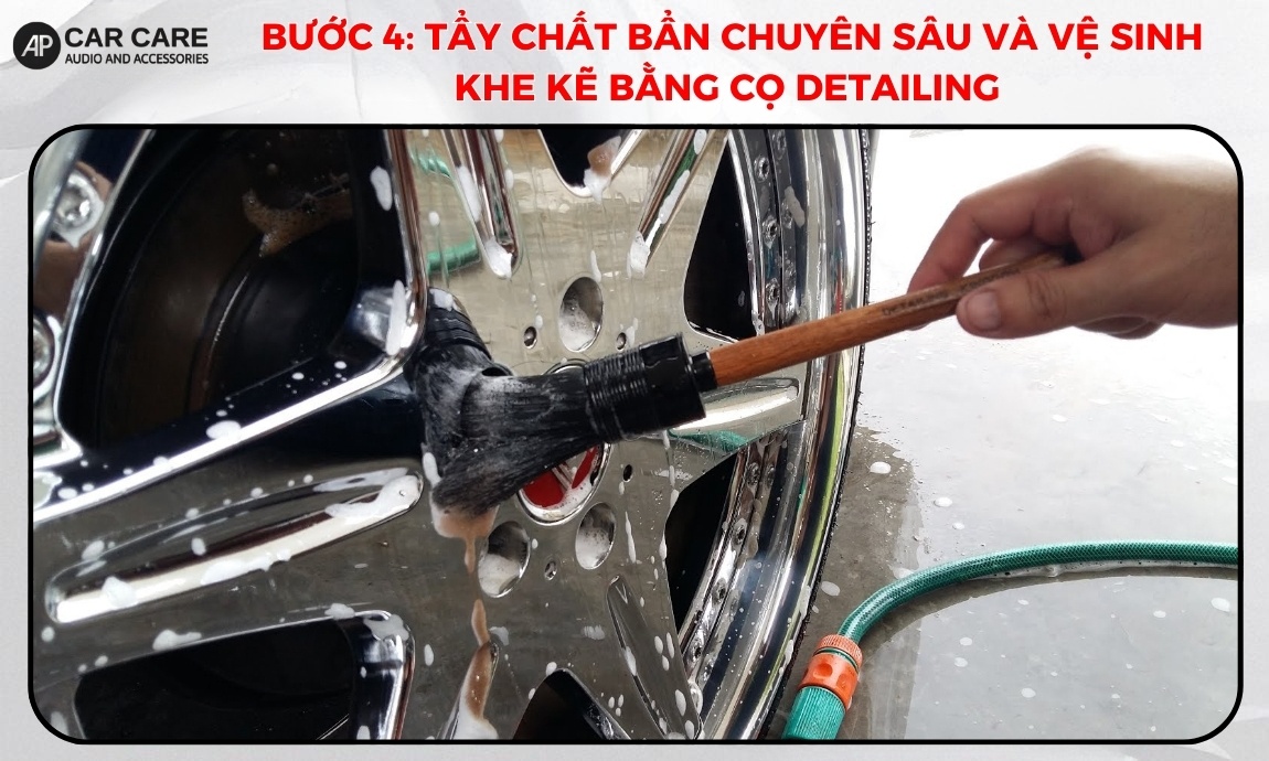 Tẩy chất bẩn chuyên sâu và vệ sinh khe kẽ bằng cọ detailing trong quy trình rửa xe ô tô