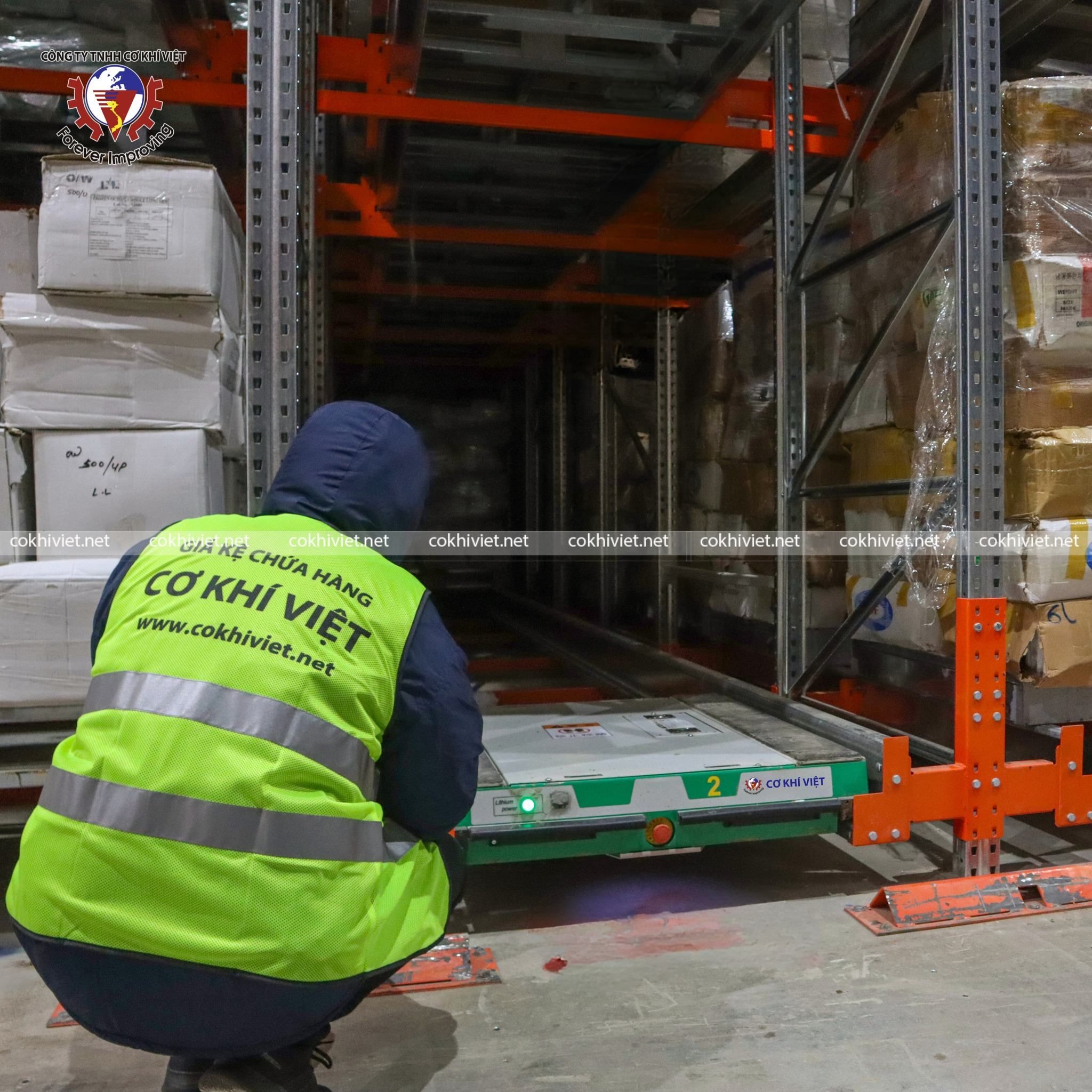 Rô bốt shuttle trong kho lạnh