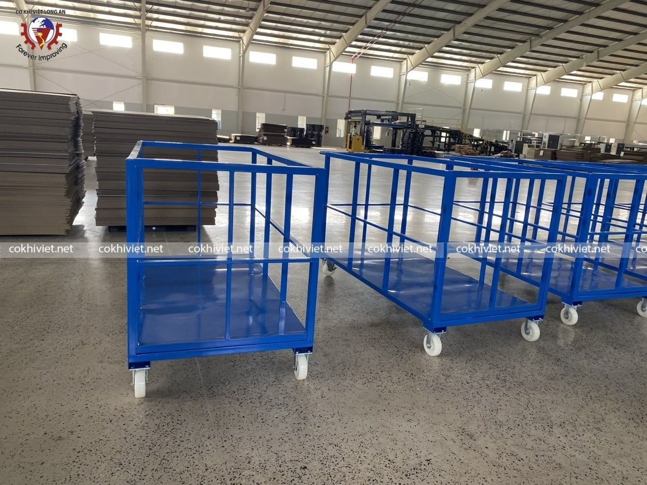 Xe đẩy hàng lồng thép trong nhà xưởng sản xuất