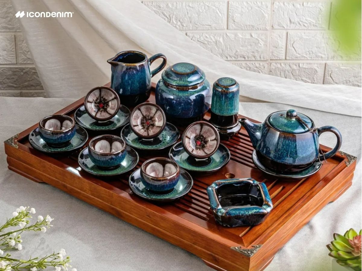 Ấm trà gốm đặt trên khay gỗ