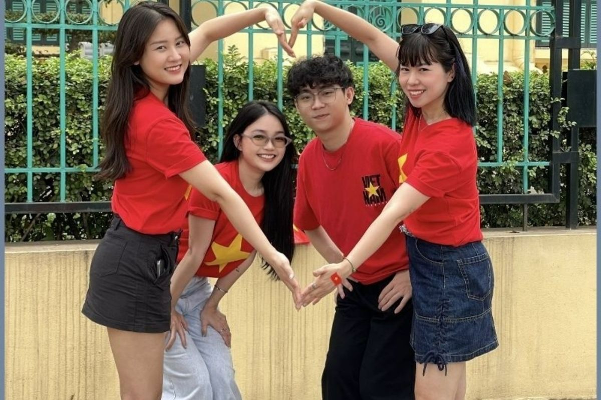 Áo thun đỏ sao vàng và quần jeans