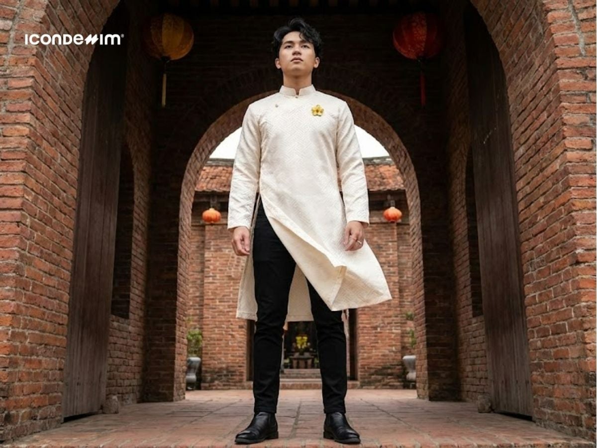 Tạo dáng đứng giữa cổng vòm ở đình, chùa