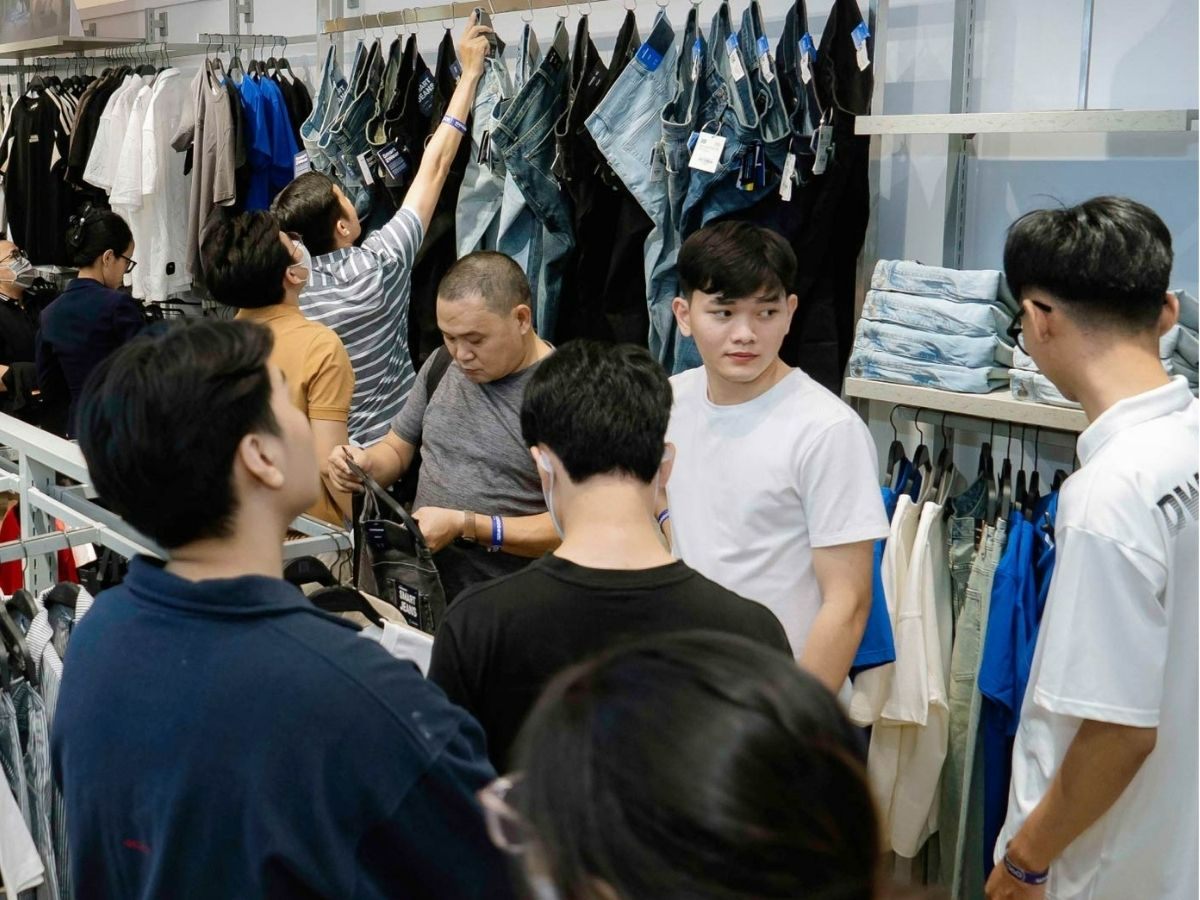 Săn sale sản phẩm thời trang ngày Black Friday