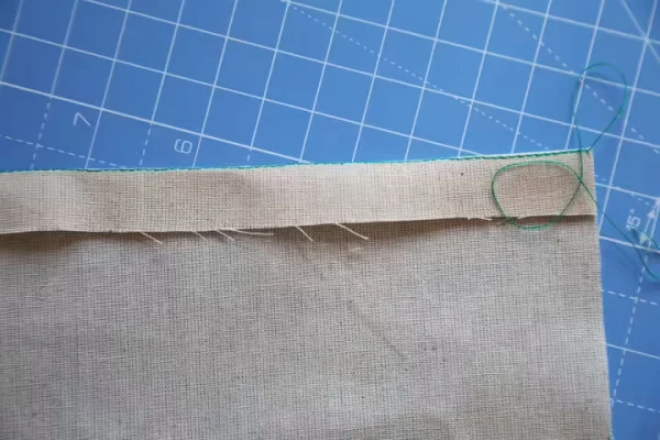 Gấp mép vải lại 0.5cm