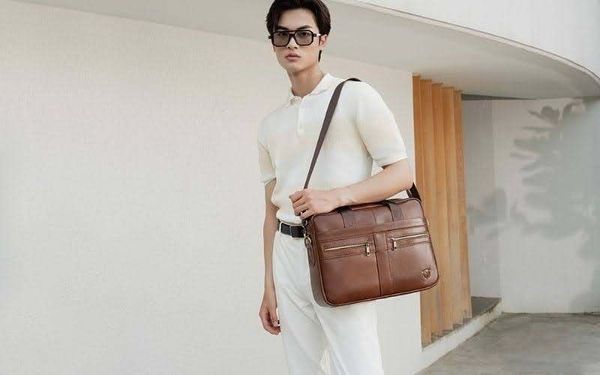 Túi nâu + outfit đen trắng cơ bản