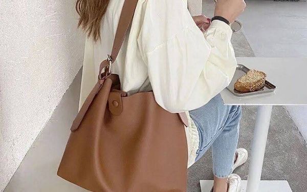 Túi nâu + outfit màu pastel nhẹ nhàng
