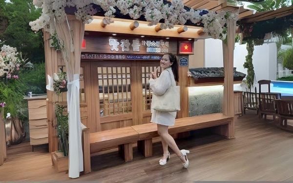 túi màu be lại mang đến vẻ nhẹ nhàng, dễ gần.