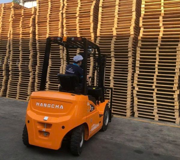 Xe nâng HANGCHA dùng trong ngành gỗ, pallet