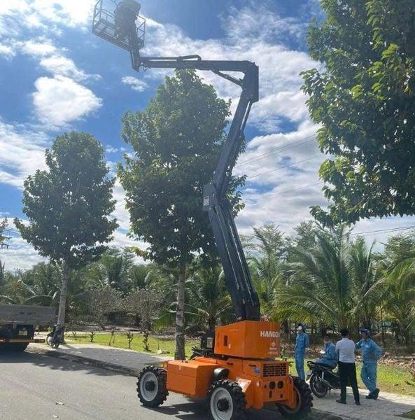 Xe nâng người HANGCHA đẹp dạng boomlift mạnh mẽ