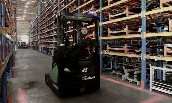 Xe nâng đứng lái reachtruck vận hành