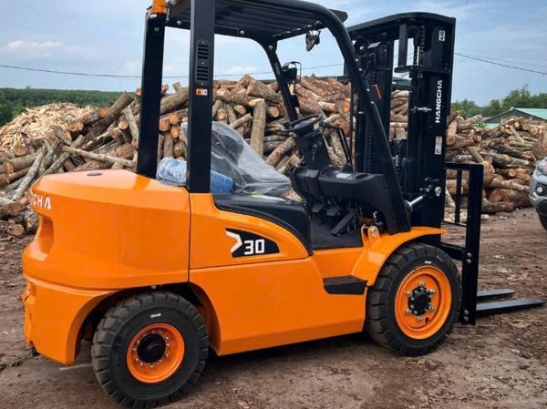 Xe nâng HANGCHA trong kho bãi công ty gỗ