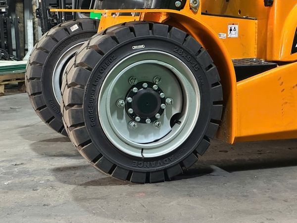 Lốp đặc ADVANCE trên xe nâng HANGCHA chống mòn cao