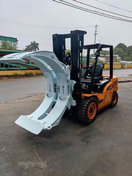 Xe nâng HANGCHA cùng KẸP GIẤY ngoài trời