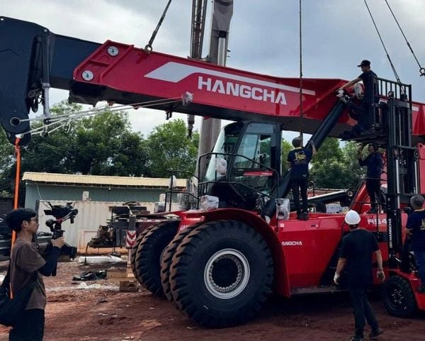 CẬN CẢNH CẦN VƯƠN XE GẮP CONTAINER HANGCHA