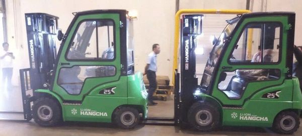 Xe nâng điện có cabin HANGCHA ảnh thực tế