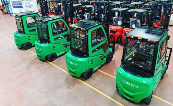Xe nâng điện có cabin HANGCHA tại kho
